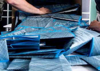 Operazioni di spoglio post-elezioni (Ansa)