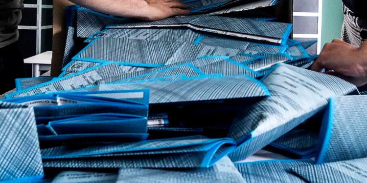 Operazioni di spoglio post-elezioni (Ansa)