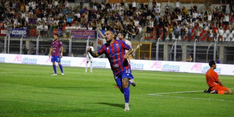 Chiricò esulta dopo un gol segnato col Casarano (casaranocalcio.com)