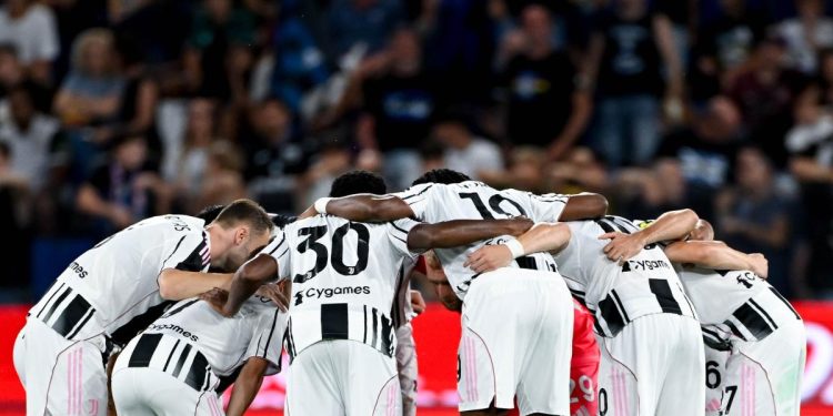 La Juventus si concentra prima di un'amichevole (da facebook.com/Juventus)