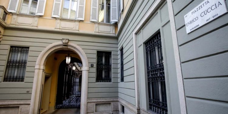 La sede di Mediobanca in piazzetta Cuccia a Milano (Ansa)