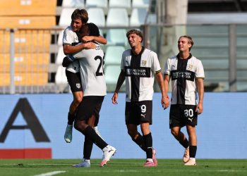 L'esultanza dei calciatori del Parma (da facebook-com/Parma1913)