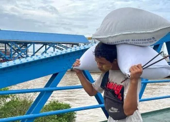 Scorta di riso a Yangon, Myanmar, 19 giugno 2025 (Ansa)