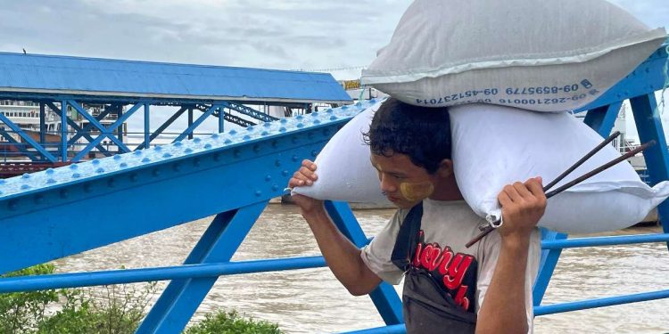 Scorta di riso a Yangon, Myanmar, 19 giugno 2025 (Ansa)