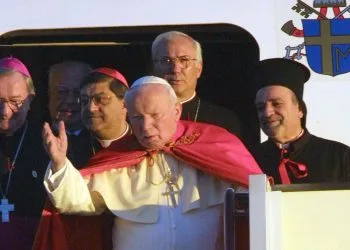 Papa Giovanni Paolo II al suo arrivo in Kazakistan nel 2001 (Ansa)