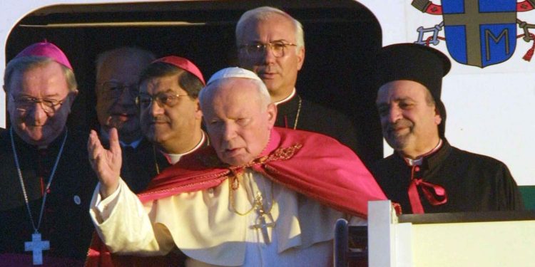 Papa Giovanni Paolo II al suo arrivo in Kazakistan nel 2001 (Ansa)