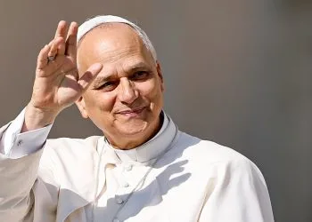 Papa Leone XIV saluta con un sorriso (Foto: ANSA)