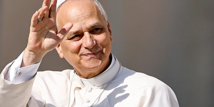 Papa Leone XIV saluta con un sorriso (Foto: ANSA)