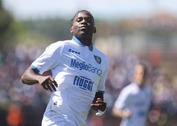 Caleb Okoli ai tempi del Frosinone (Foto Ansa)