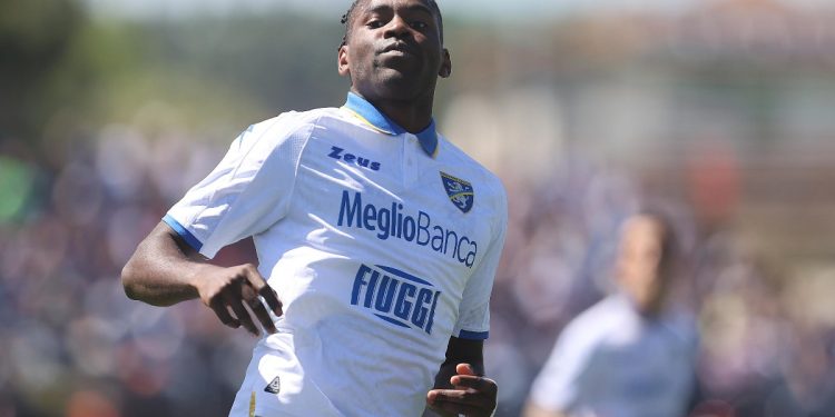 Caleb Okoli ai tempi del Frosinone (Foto Ansa)