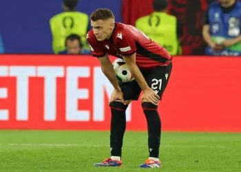 Kristjan Asllani in campo con la Nazionale albanese (Foto Ansa)