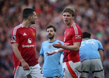 Rasmus Hojlund in un derby col Manchester United (Foto Ansa)