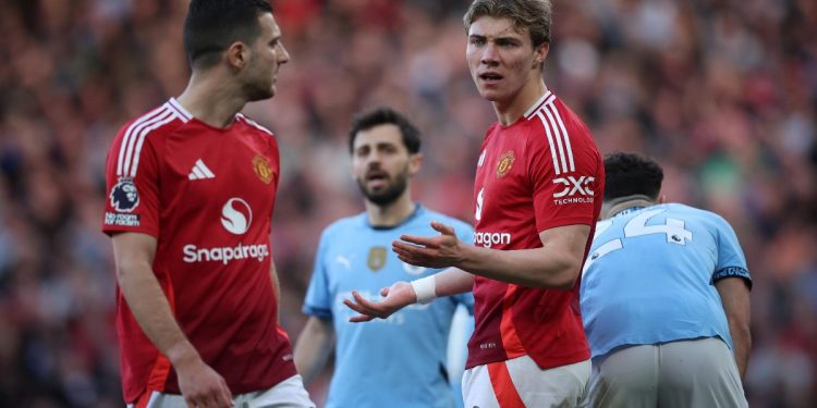 Rasmus Hojlund in un derby col Manchester United (Foto Ansa)
