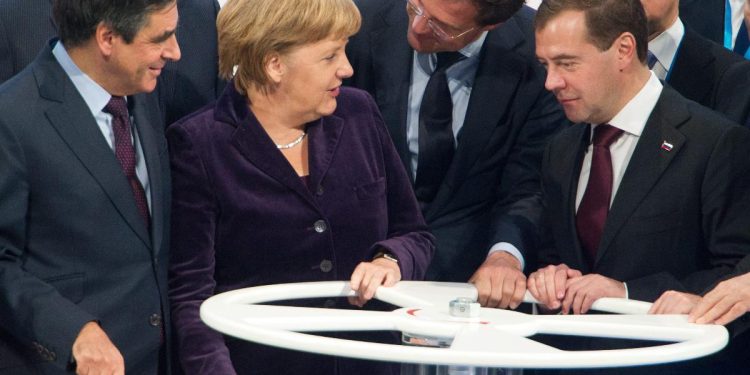 Altri tempi. Intorno alla valvola che inaugura il gasdotto Nord Stream 2, l'8 novembre 2011, si riconoscono François Fillon, Angela Merkel, Mark Rutte e Dmitri Medvedev (Ansa)