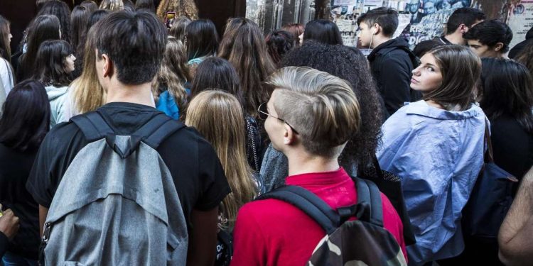 Studenti fuori da scuola, Roma, 14 settembre 2017 (Ansa)