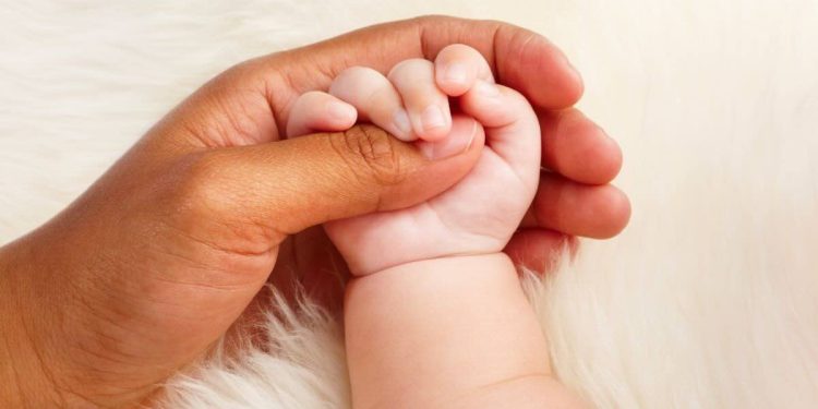 millie bobby brown ha adottato una bimba