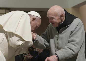Papa Francesco omaggia padre Jean-Pierre Schumacher, sopravvissuto alla strage di Tibhirine, Rabat, Marocco, 31 marzo 2019 (Ansa)