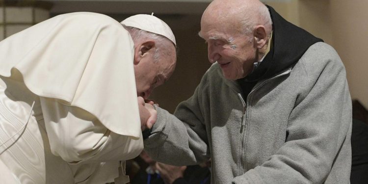 Papa Francesco omaggia padre Jean-Pierre Schumacher, sopravvissuto alla strage di Tibhirine, Rabat, Marocco, 31 marzo 2019 (Ansa)