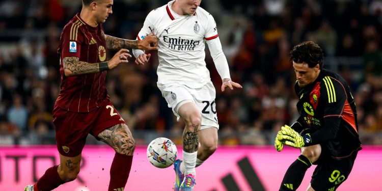 Alex Jimenez con il Milan contro la Roma (Foto ANSA)