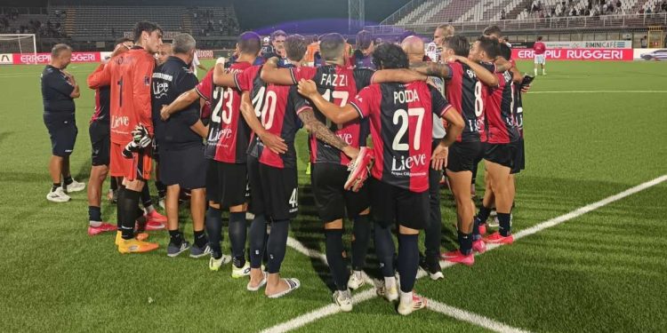 Il gruppo dei calciatori del Gubbio (da facebook.com/AsGubbioCalcio1910)