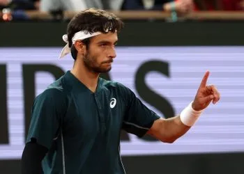 Lorenzo Musetti in campo (Foto ANSA)