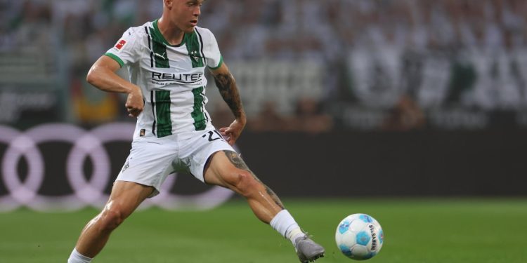 Luca Netz con la maglia del Borussia Monchengladbach (Foto ANSA)