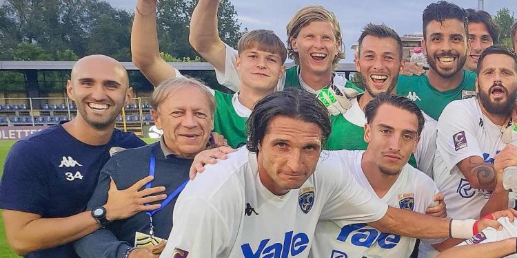 L'esultanza del Renate (da facebook.com/acrenate)