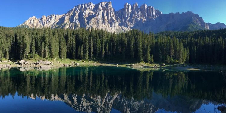 Il Lago di Carezza (Image by scefy from Pixabay)