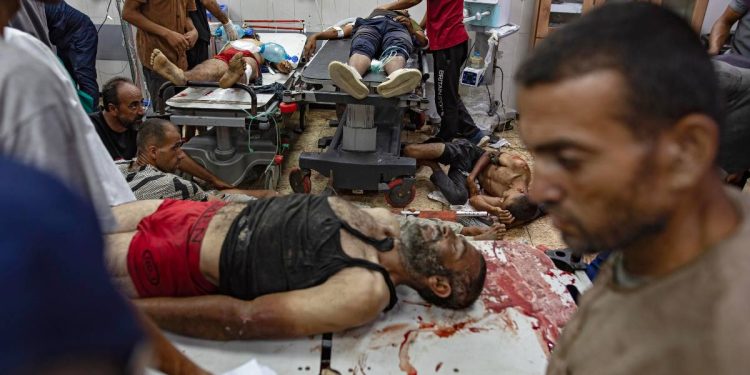 Gazawi feriti nell'Ospedale Nasser, Khan Younis, Gaza (Ansa)