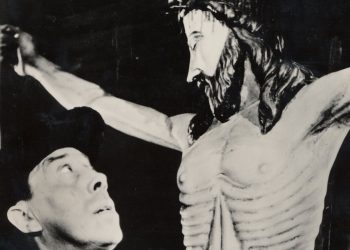 Don Camillo davanti al Crocifisso nella tradizionale rappresentazione cinematografica di Duvivier, Gallone e Comencini (foto dal web)
