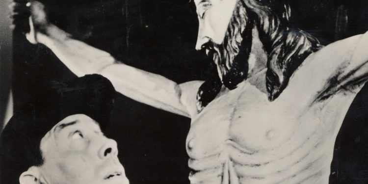 Don Camillo davanti al Crocifisso nella tradizionale rappresentazione cinematografica di Duvivier, Gallone e Comencini (foto dal web)