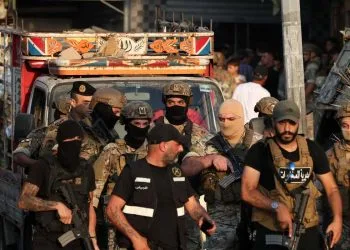 Soldati dell'esercito libanese ritirano le armi nel campo profughi palestinese di Burj Barajneh, a sud di Beirut, 21 agosto 2025 (Ansa)