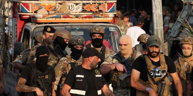 Soldati dell'esercito libanese ritirano le armi nel campo profughi palestinese di Burj Barajneh, a sud di Beirut, 21 agosto 2025 (Ansa)