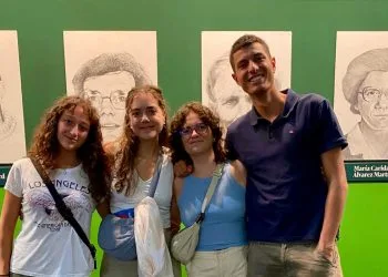 Quattro degli studenti di Brera che hanno disegnato i volti dei martiri d’Algeria al Meeting (foto V. Sansonetti)