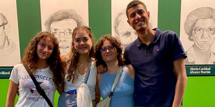 Quattro degli studenti di Brera che hanno disegnato i volti dei martiri d’Algeria al Meeting (foto V. Sansonetti)