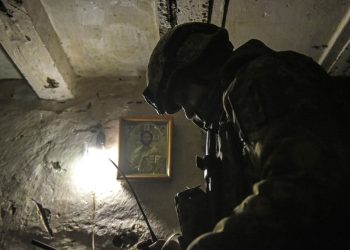 Ucraina. Soldato al riparo sul fronte di Bakhmut, 6 aprile 2023 (Ansa)