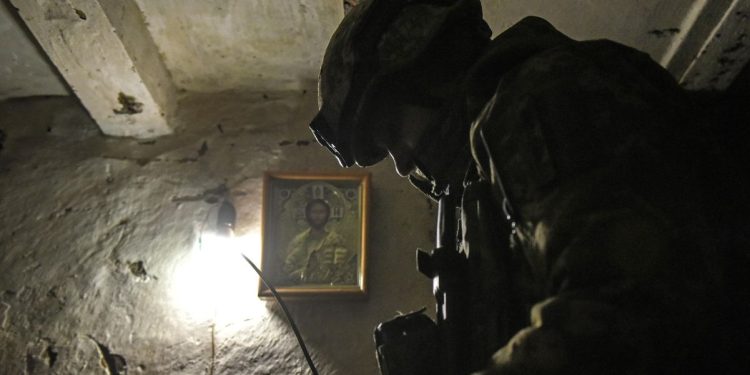 Ucraina. Soldato al riparo sul fronte di Bakhmut, 6 aprile 2023 (Ansa)