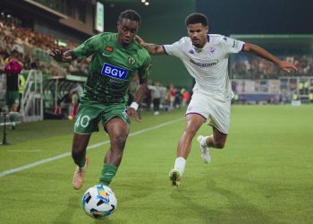 André Gonçalves contro Simon Sohm in Polissya Fiorentina (Foto ANSA)