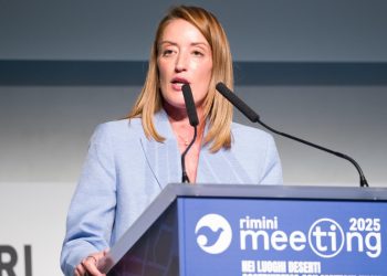 Roberta Metsola sul palco del Meeting di Rimini (Ansa)