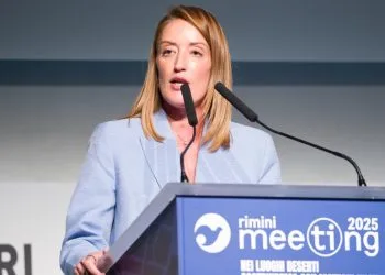 Roberta Metsola sul palco del Meeting di Rimini (Ansa)