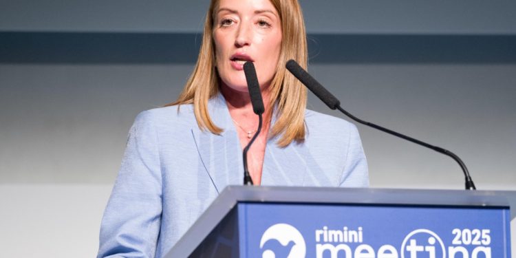 Roberta Metsola sul palco del Meeting di Rimini (Ansa)