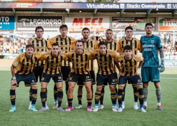 La Juve Stabia schierata a Chiavari (da facebook.com/juvestabiaofficial)