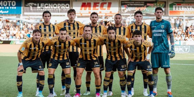 La Juve Stabia schierata a Chiavari (da facebook.com/juvestabiaofficial)