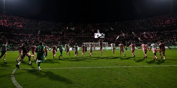 Il Palermo esulta con la sua curva (da facebook.com/palermofficial)