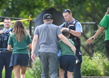 All'esterno dell'Annunciation Catholic School, dopo la sparatoria, 27 agosto 2025 (Ansa)