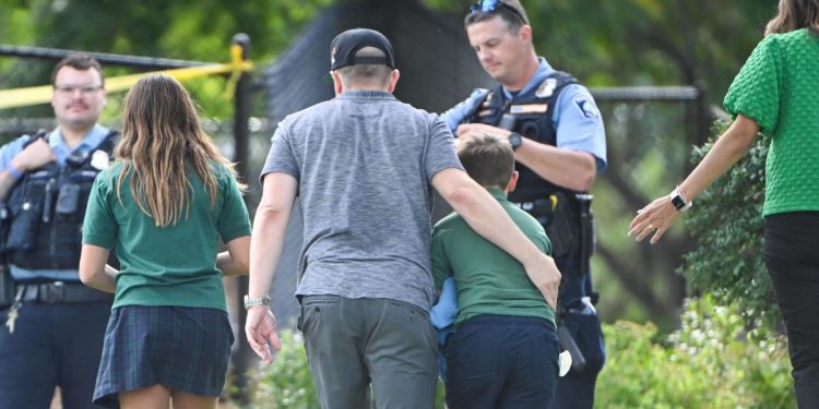 All'esterno dell'Annunciation Catholic School, dopo la sparatoria, 27 agosto 2025 (Ansa)