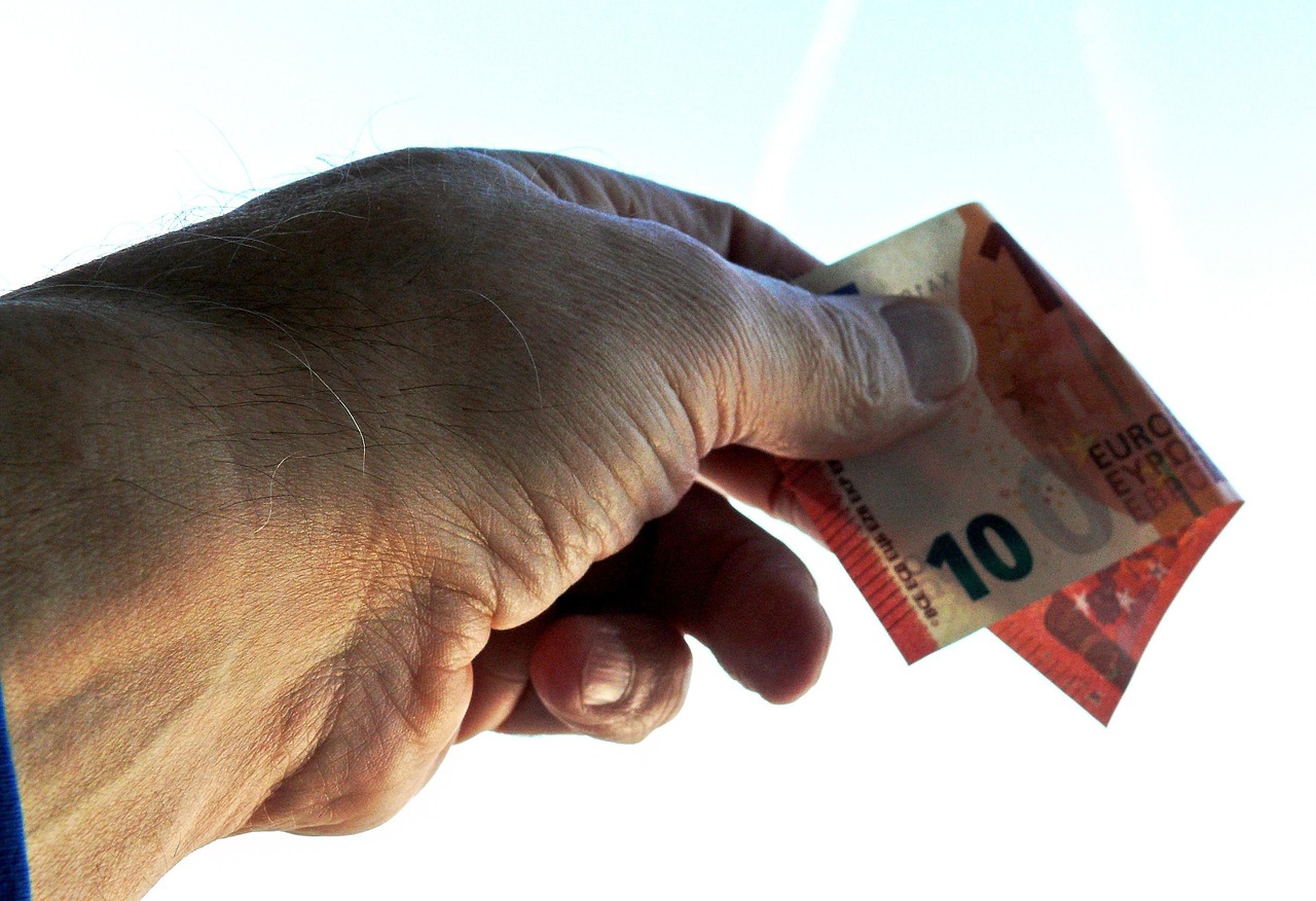 Banconota da 10 euro in mano