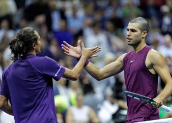 Il saluto tra Mattia Bellucci e Carlos Alcaraz dopo il match agli Us Open (Foto ANSA)