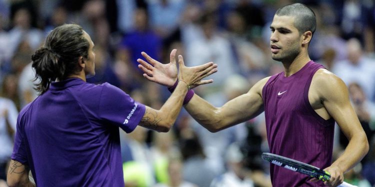 Il saluto tra Mattia Bellucci e Carlos Alcaraz dopo il match agli Us Open (Foto ANSA)