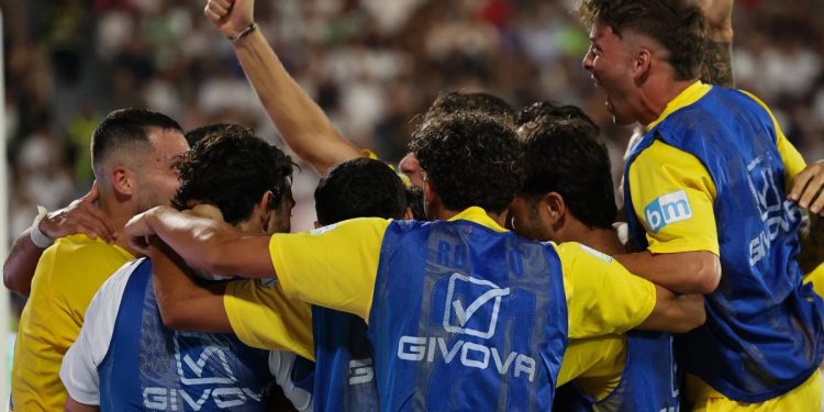 La Carrarese festeggia la vittoria (dal profilo Facebook della Carrarese)